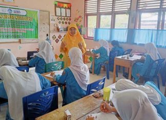 Ketua Komunitas Riau Sastra jadi Narasumber Pelatihan Menulis pada Pengabdian Masyarakat PBSI FKIP UIR di SMPN 1 Tualang